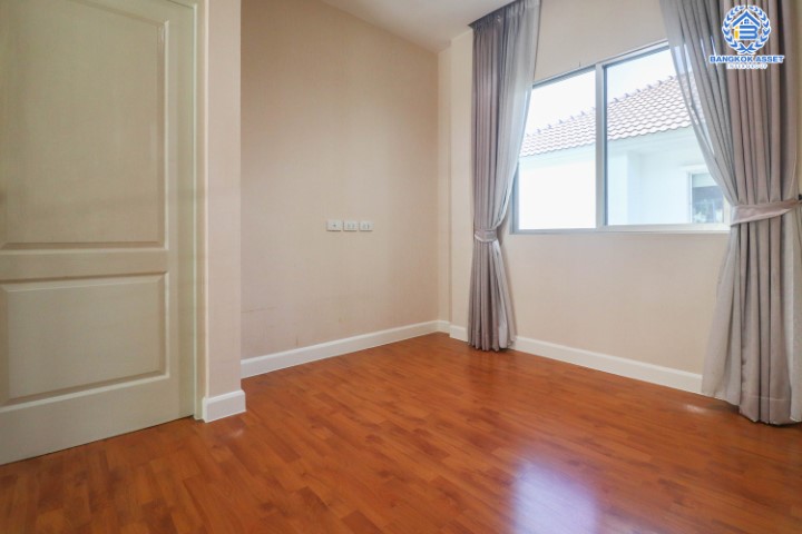 *****บ้านเดี่ยวมือสองนนทบุรี หมู่บ้าน ไลฟ์บางกอกบูเลอวาร์ด พระราม5 หลังมุม วิวสวน หน้าบ้านไม่ชนใคร จากแบรนด์ SC ASSET ฟังก์ชัน 3ห้องนอน 3 ห้องน้ำ 2 ที่จอดรถ พร้อมเฟอร์นิเจอร์บิวท์อินทั้งหลัง รองรับครอบครัวใหญ่  บนที่สุดแห่งทำเล เพียง 5 นาทีจาก MRT สถานีแยกติวานนท์ เชื่อมต่อทุกความลงตัวสู่ชีวิตสมบูรณ์แบบใกล้ถนนนครอินทร์ ถนนราชพฤกษ์ เดินทางสะดวกเหมือนอยู่ในเมือง